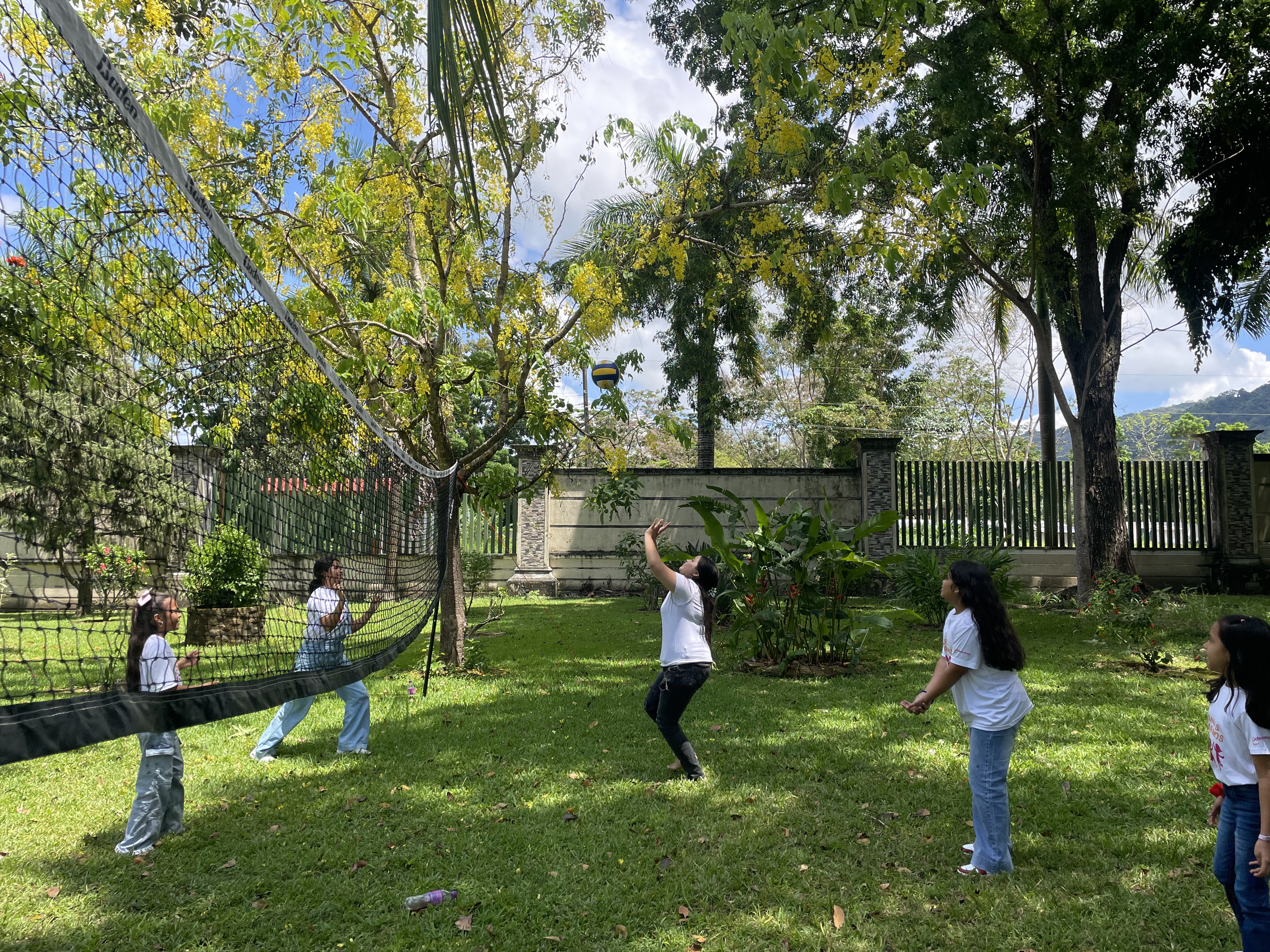 Personas brindando apoyo comunitario